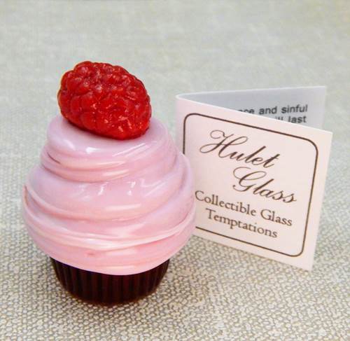 Click to view detail for HG-246 Truffle, Mini Cupcake with Raspberry $63